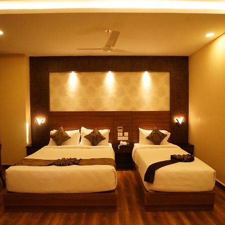 V Five Hotel Singapperumalkovil Exterior photo