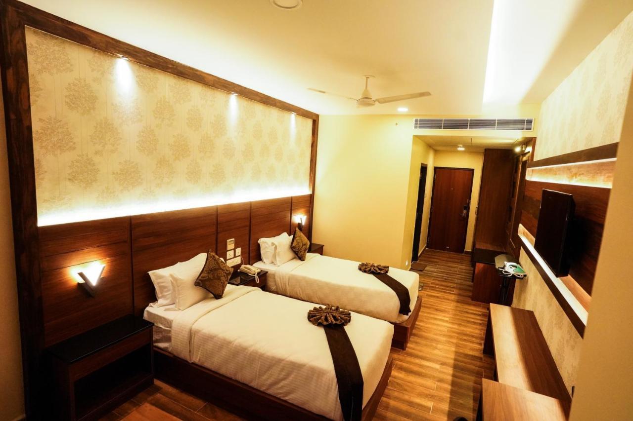 V Five Hotel Singapperumalkovil Exterior photo