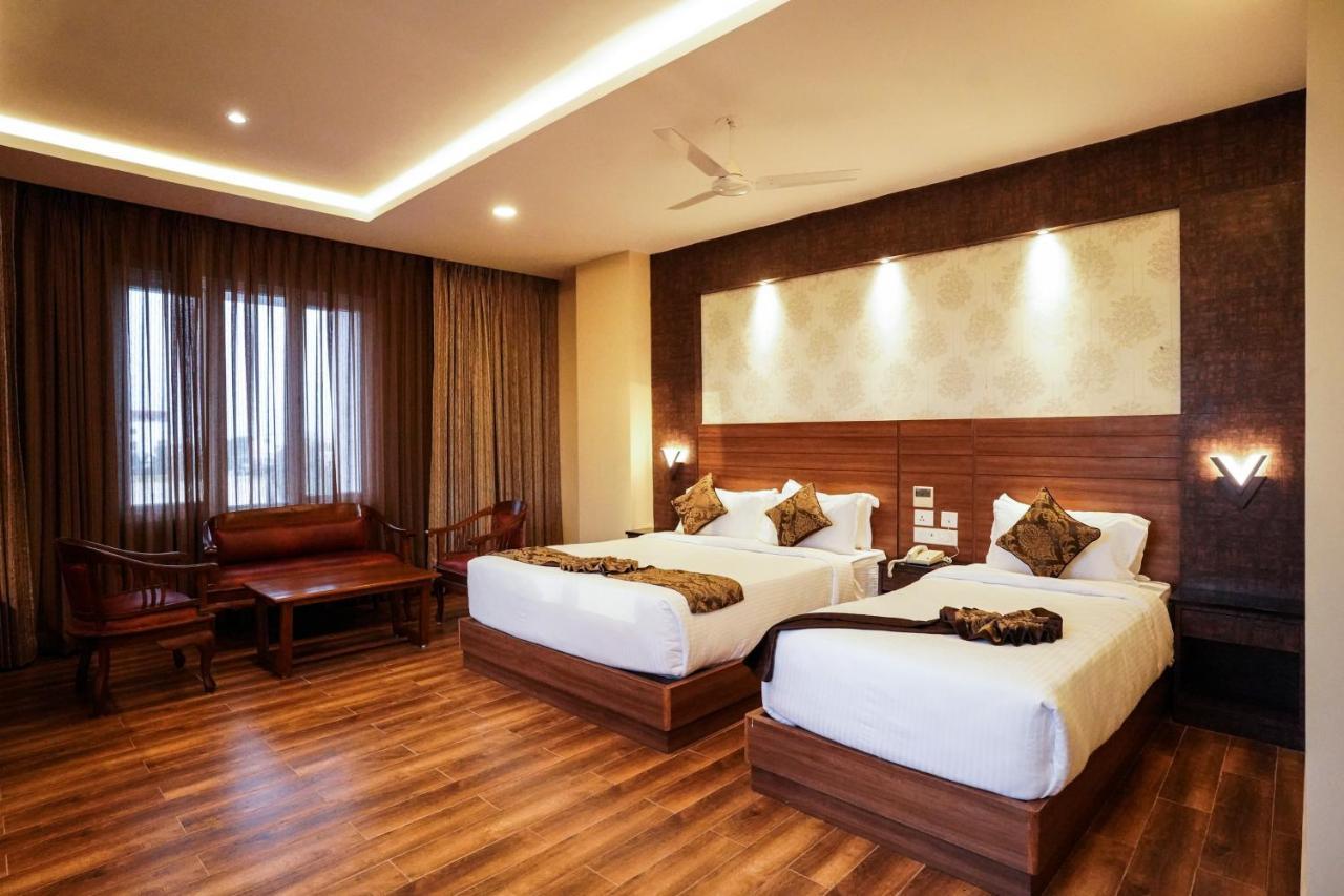 V Five Hotel Singapperumalkovil Exterior photo