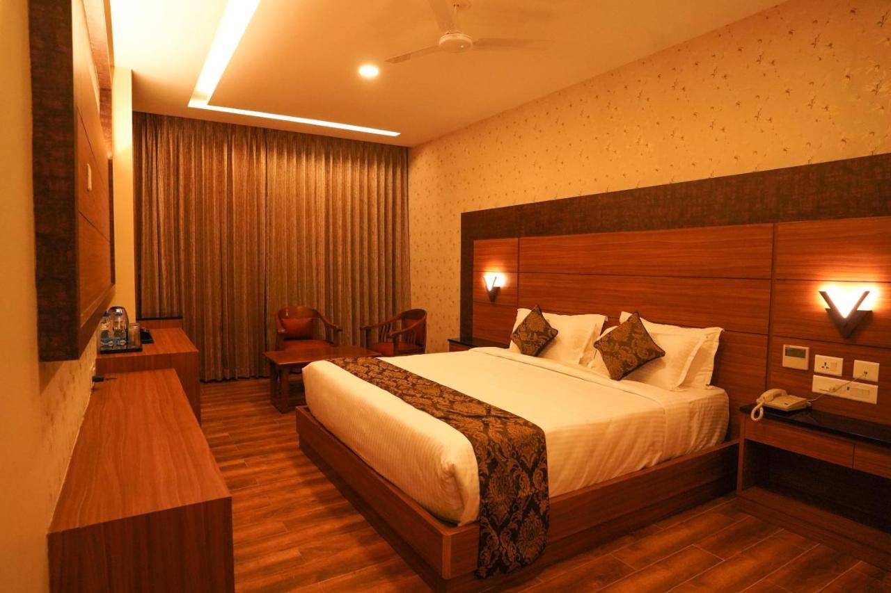 V Five Hotel Singapperumalkovil Exterior photo